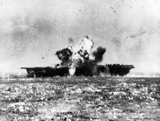 Na snímku: Letadlová loď USS Essex (CV-9) zasažena japonským kamikaze na palubě uprostřed, během operací u Filipín, 25. listopadu 1944.