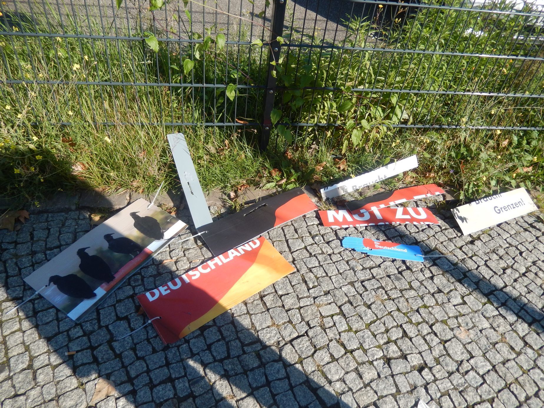 Zničený plakát Alternativy pro Německo