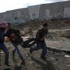 Palestinci v Gaze odnášejí zraněného chlapce