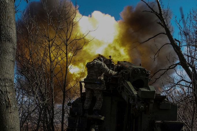 Ukrajinští vojáci pálí z houfnice na ruské pozice u Bachmutu.