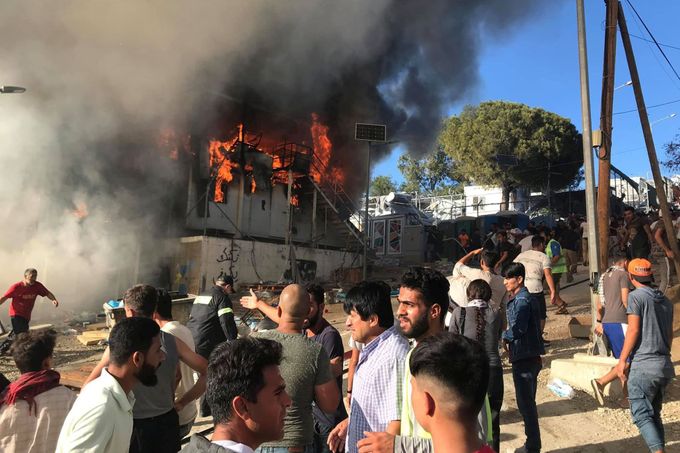 V neděli došlo v Morii k požáru, hořely i obytné kontejnery.
