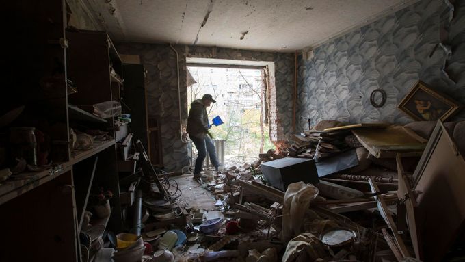 Zničený byt v Doněcku.