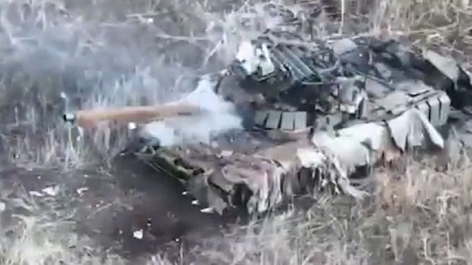 „Od začátku letošního roku nepřítel ztratil 11 583 kusů automobilů a speciální techniky,“ uvedl ukrajinský vrchní velitel Oleksandr Syrskyj k videu.