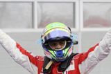Bahrajn - Po dvou nezdarech hned výhra. Brazilec Felipe Massa se raduje z vítězství ve Velké ceně Bahrajnu.