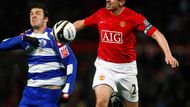 Gary Neville z Manchesteru a Samuel Di Camine z QPR v souboji o balon