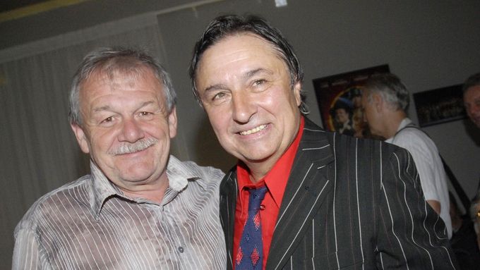 Zemřel zpěvák Karel Bláha (vpravo). Na snímku s Karlem Šípem v pražském Hudebním divadle Karlín na oslavě svých šedesátin.