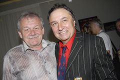 Zemřel zpěvák Karel Bláha. Zpíval v muzikálu West Side Story, hrál ve filmu Světáci