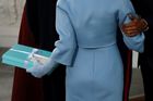 Nová první dáma Melania Trumpová předala své předchůdkyni tajemný dárek. Podle amerických médií zřejmě něco "od Tiffanyho".