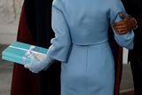 Nová první dáma Melania Trumpová předala své předchůdkyni tajemný dárek. Podle amerických médií zřejmě něco "od Tiffanyho".