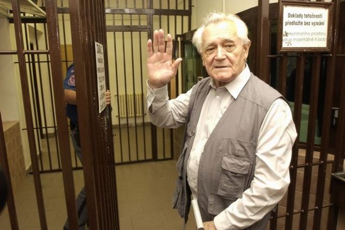 Bývalý komunistický politik Karel Hoffmann přichází do pankrácké věznice v Praze, kde 9. srpna 2004 nastoupil k výkonu trestu.
