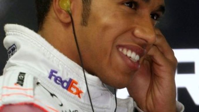 Lewis Hamilton moc důvodů k úsměvu nemá