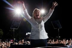 FBI prověřuje padělané dokumenty. Prý měly poškodit Clintonovou