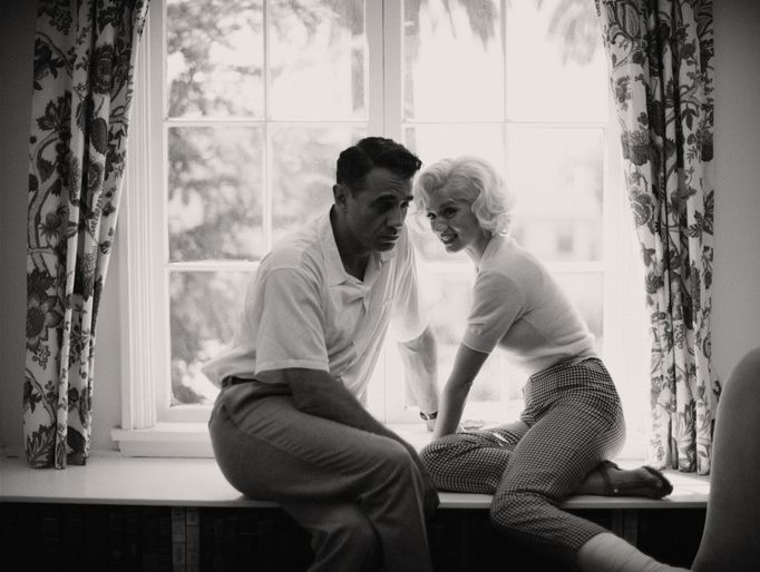 Bobby Cannavale coby Sportovec a Ana de Armasová jako Marilyn Monroe.