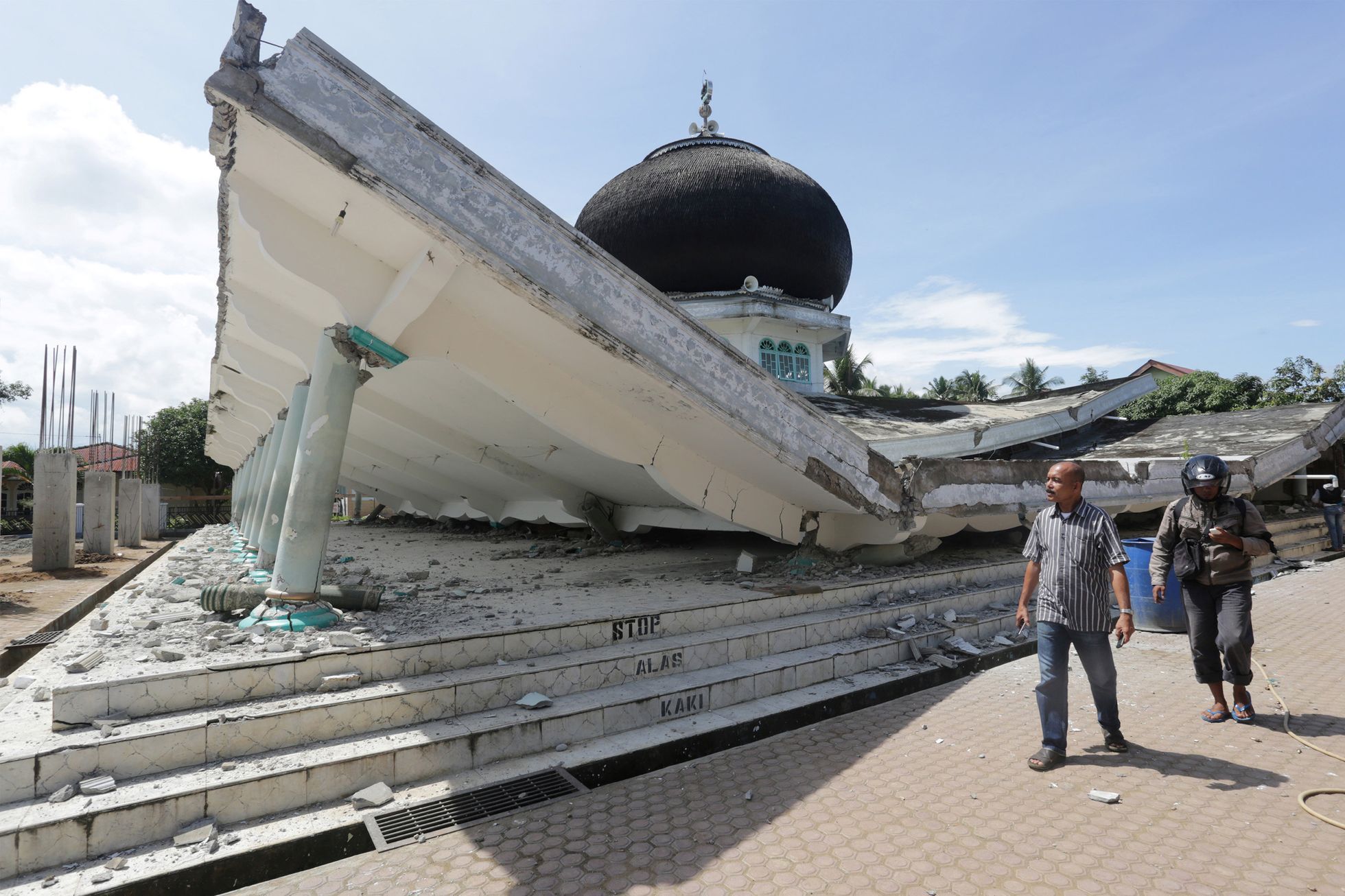 Zřícená mešita v indonéském Meuredu v provincii Aceh.