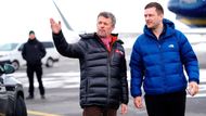 Dánský král Frederik (vlevo) a grónský premiér Jens-Frederik Nielsen přijíždějí do Nuuku. Jejich společná cesta podtrhuje význam spolupráce mezi Dánskem a Grónskem, zejména v kontextu opakovaných výroků Donalda Trumpa o zájmu USA o ostrov. Návštěva navazuje na období zvýšeného napětí a debaty o budoucnosti grónské samosprávy.
