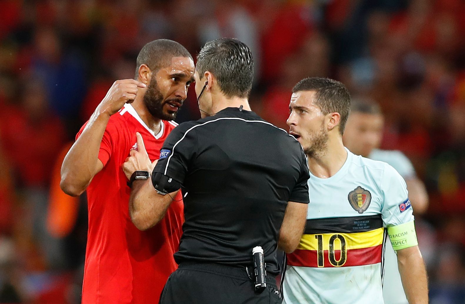 Euro 2016, Wales-Belgie: Ashley Williams - Eden Hazard; rozhodčí Damir Skomina