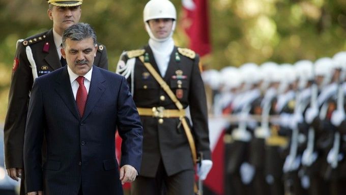 Prezident Abdullah Gül v Ankaře s tureckými vojáky