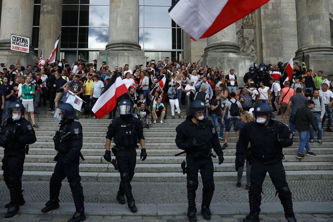 Protesty před budovou Reichstagu, konec srpna 2020.