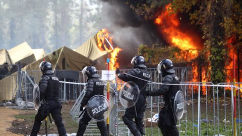 Ve Slovinsku hořel uprchlický tábor. Oheň zničil dvě třetiny stanů