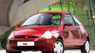 Ford Ka (1996-2008). Malé Ka zaujme nadčasovým designem, má však problém s korozí. Koupíte ho i za 5000 Kč.