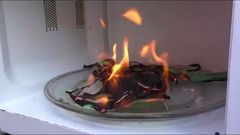 Rouška v mikrovlnce může způsobit požár
