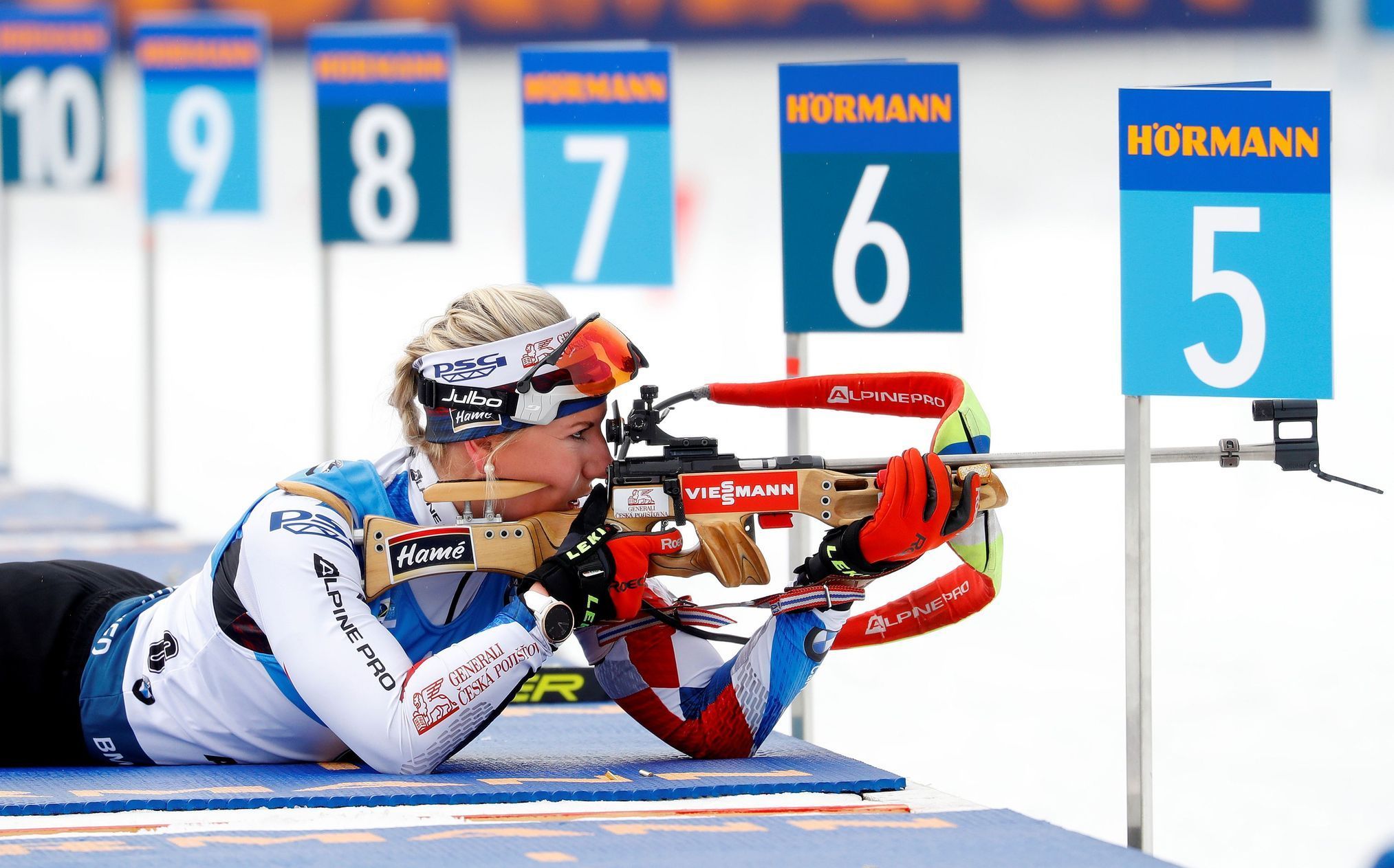 Lucie Charvátová v závodě s hromadným startem na MS 2020 v Anterselvě