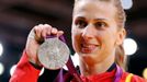 Stříbrná rumunská judistka Alina Dumitruová slaví v kategorii do 48 kg na OH 2012 v Londýně.