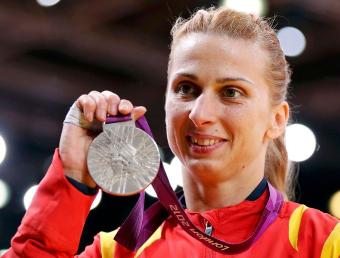 Stříbrná rumunská judistka Alina Dumitruová slaví v kategorii do 48 kg na OH 2012 v Londýně.