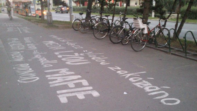 Miloš Cach vloni v srpnu psal na chodníky v centru Pardubic politicky motivované nápisy.
