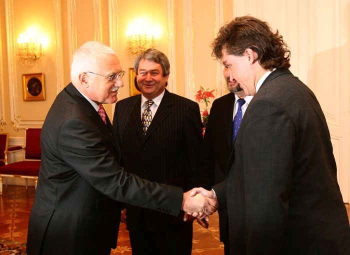 Václav Klaus se zdraví s Jiřím Dolejšem