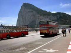 I na Gibraltaru jezdí klasické britské double-deckery.