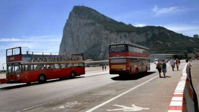 Letiště Gibraltaru a jeho pověstná skála.