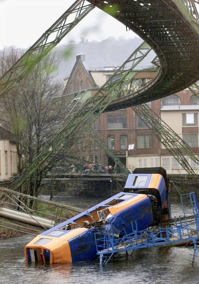 Trosky závěsné železniční soupravy, která v pondělí 12.04.1999 vykolejila a zřítila se do řeky Wupper v německém městě Wuppertal.