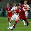 Polský fotbalista Lukasz Piszczek se snaží odehrát Václava Pilaře v utkání skupiny A s Českou republikouna Euru 2012