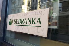 Ruská Sebranka. Aktivisté vylepili do výloh Sberbank v Brně hanlivé nápisy