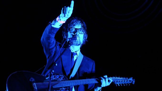 Jarvis Cocker, zpěvák britské skupiny Pulp během vystoupení v roce 2011 na slovenském hudebním festivale Pohoda.