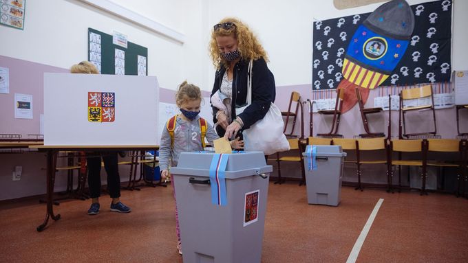 Letošní volby do sněmovny budou už druhé v koronavirové pandemii. Loni v říjnu Češi volili do krajských zastupitelstev a do Senátu.