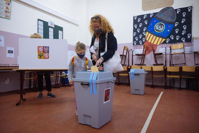 Letošní volby do sněmovny budou už druhé v koronavirové pandemii. Loni v říjnu Češi volili do krajských zastupitelstev a do Senátu.