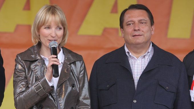 Petra Paroubková s manželem na mítinku v Lounech