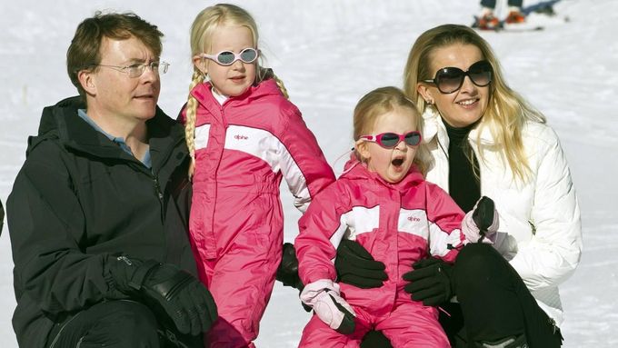 Nizozemský princ Johan Friso s rodinou v rakouském lyžařském středisku Lech am Arlberg v únoru 2011