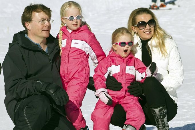 Nizozemský princ Johan Friso s rodinou v rakouském lyžařském středisku Lech am Arlberg v únoru 2011