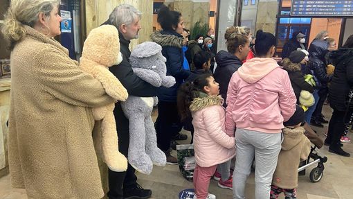 Do Bohumína v sobotu odpoledne dorazil první humanitární vlak z Ukrajiny. Přivezl čtrnáct uprchlíků. Ve stanici byla i stovka lidí, aby poskytla materiální pomoc.