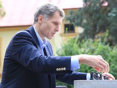 Jiří Kejval u šachového stolu