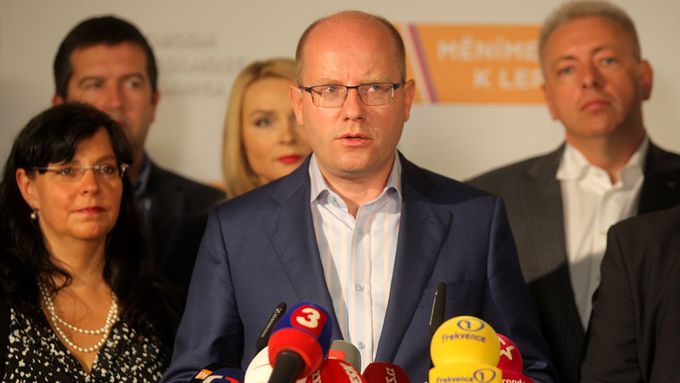 Bohuslav Sobotka oznamuje prohru v krajských a senátních volbách.