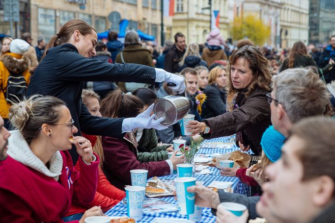 Praha si dnes 17. 11. 2019 připomíná výročí 30 let od sametové revoluce, která vedla k pádu komunistického režimu.