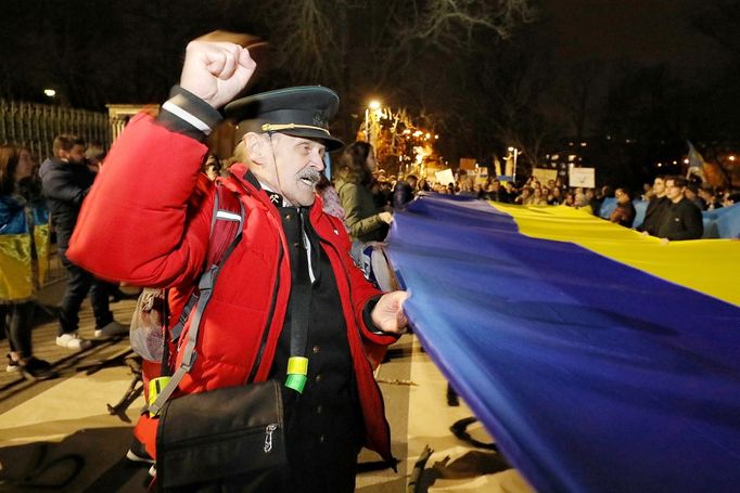 Záběry z pražské demonstrace před ruskou ambasádou na podporu napadené Ukrajině.