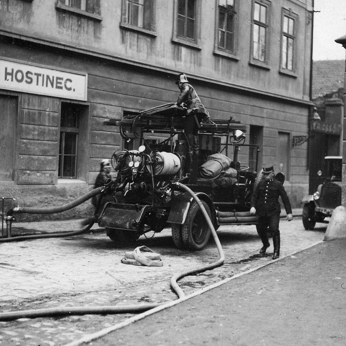 Pražští hasiči v akci. Nedatováno, lokace neuvedena. Archivní snímek z historie Hasičského záchranného sboru v Praze.