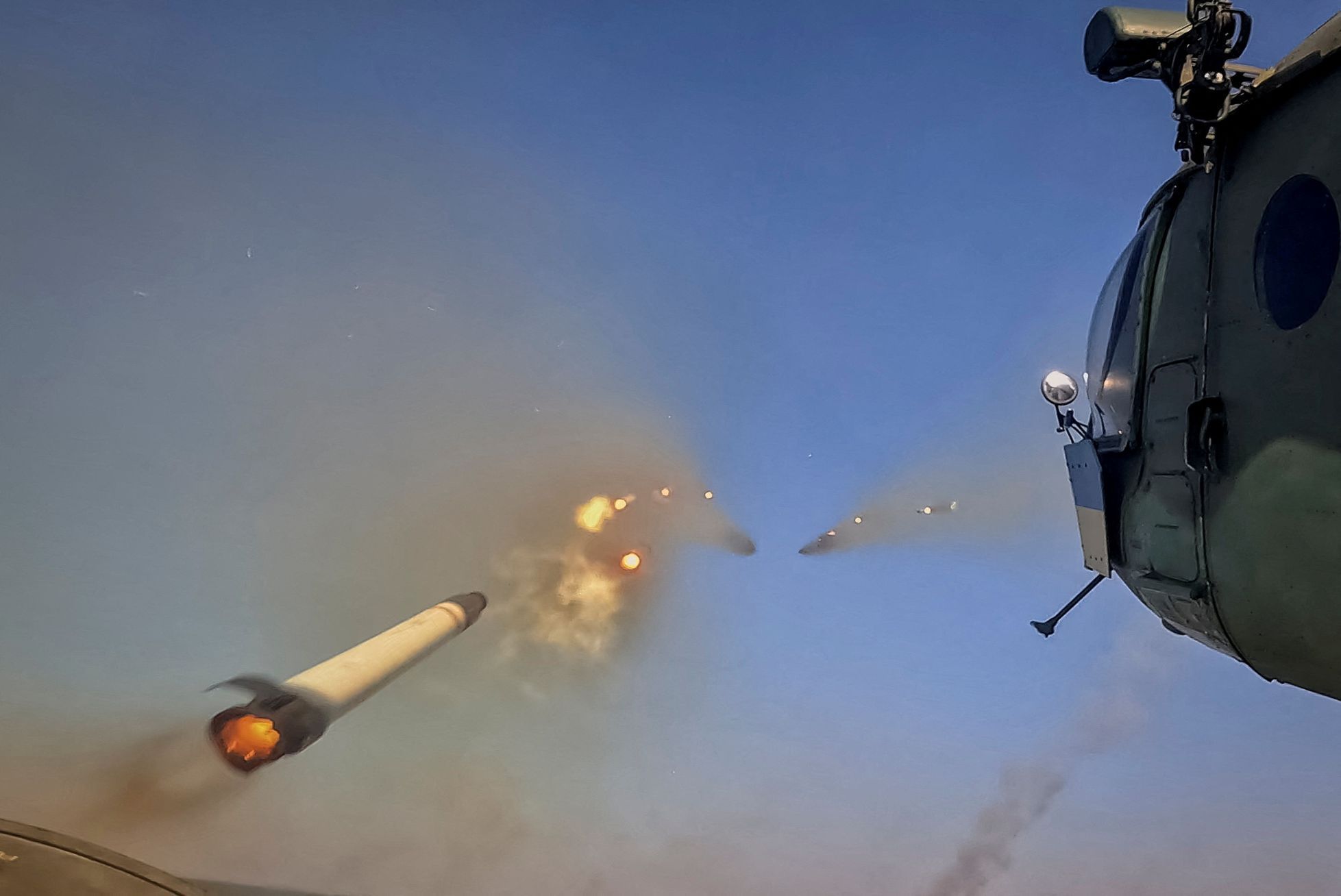 Ukrajinský vrtulník Mi-8 odpaluje raketu na ruské pozice na východě Ukrajiny.