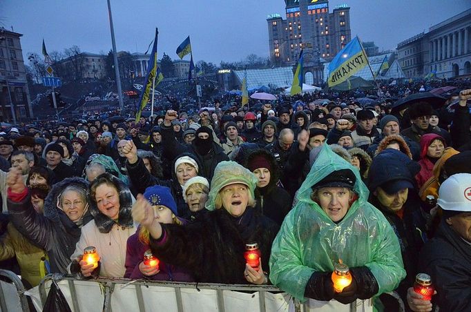 Pláč nad oběťmi násilí, většinou mladými lidmi, se střídá s veselím nad svržením prezidenta.