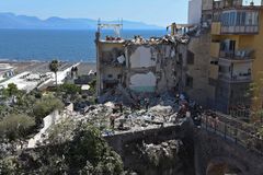 V troskách zříceného domu u Neapole zemřelo osm lidí